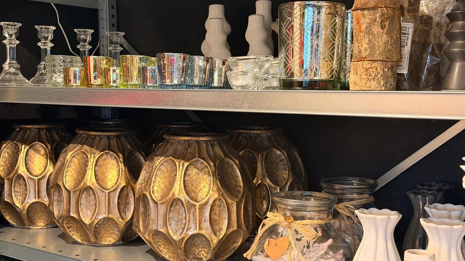 Het atelier in Lommel, met rekken vol servies en decoratie