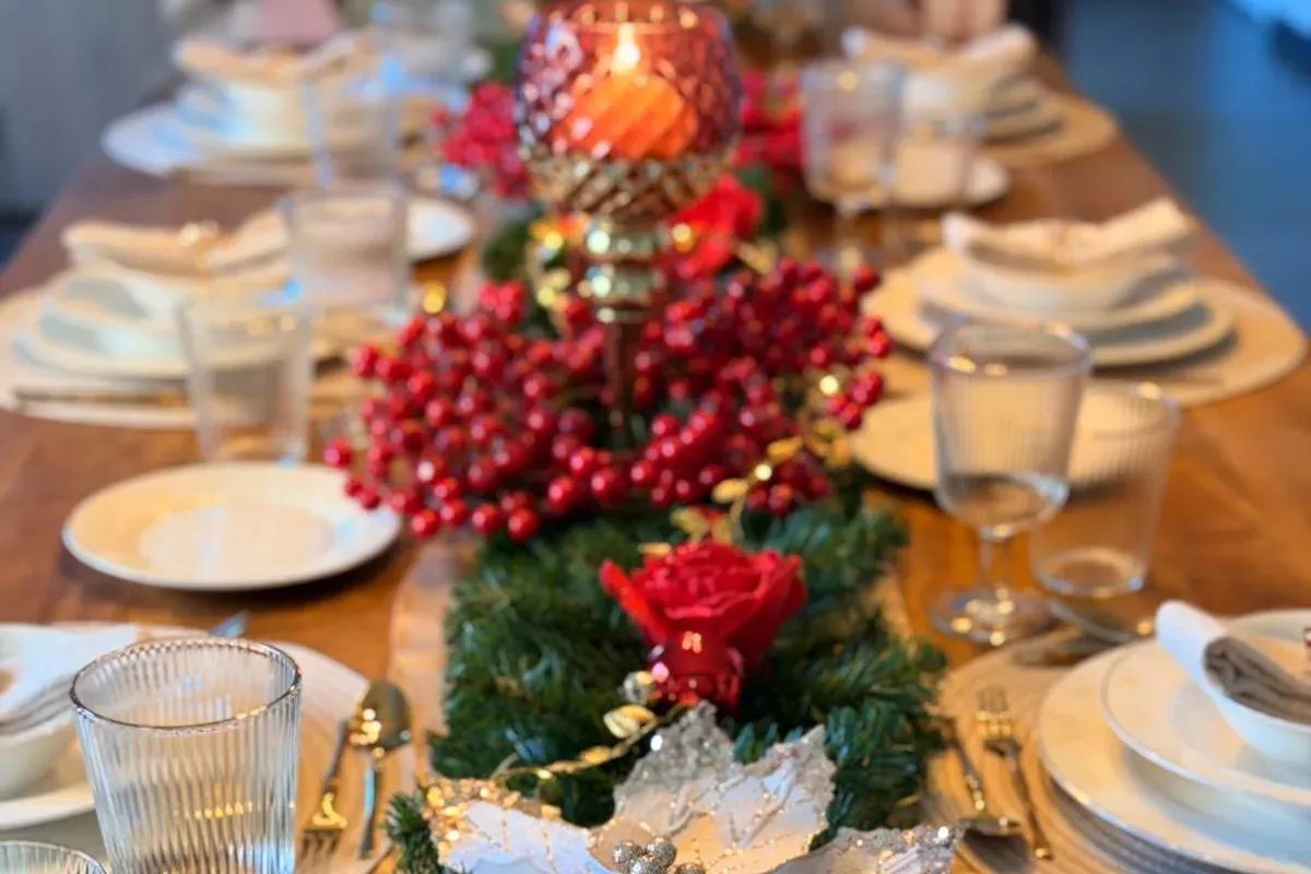 Eindejaarsdiner bij ons thuis, De tafel in de lengte, kaarsen aan
