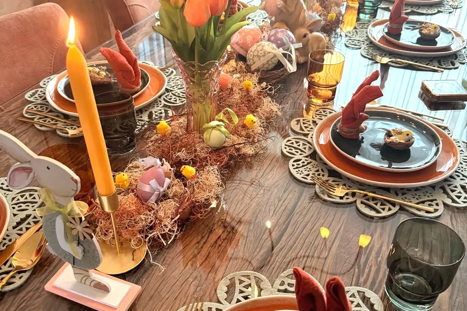 Paastafel in Eindhoven, Tulpen, kaarslicht en de nesten op tafel