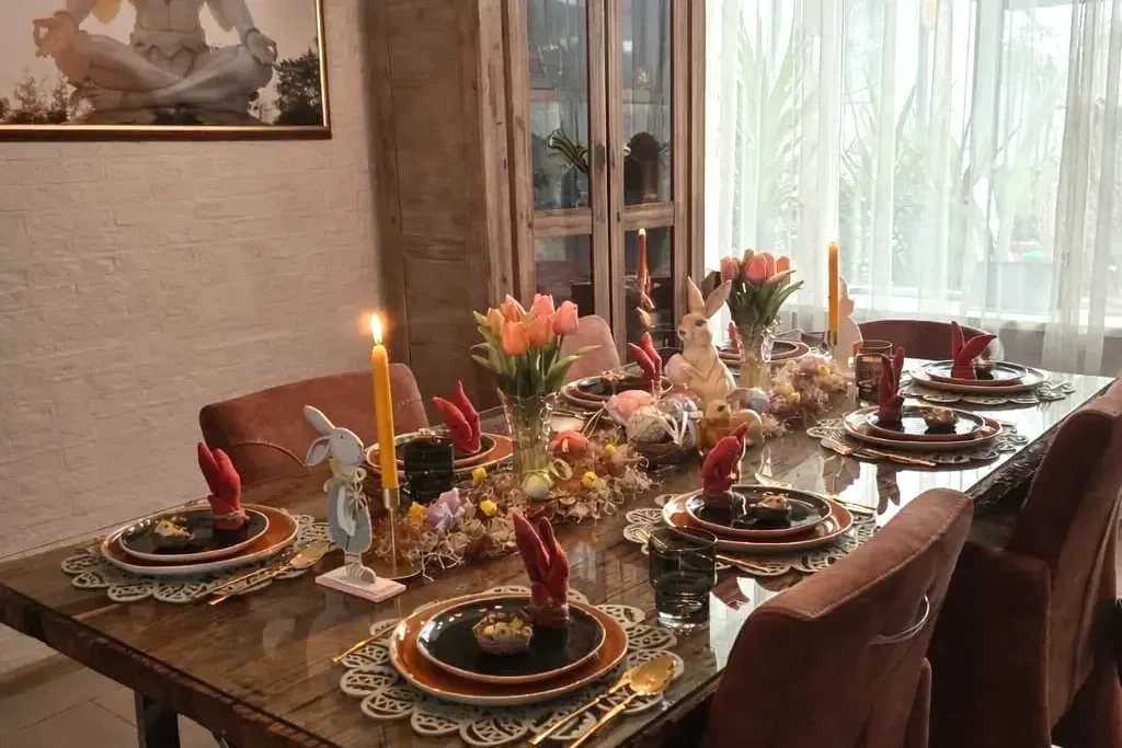 Paastafel in Eindhoven, De gedekte tafel in de kamer