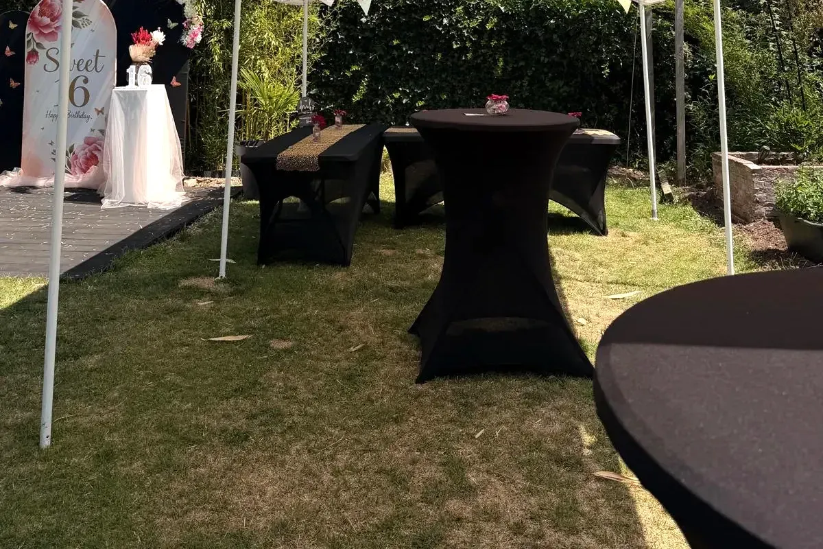 Sweet sixteen in Lommel, Het geheel onder de tent