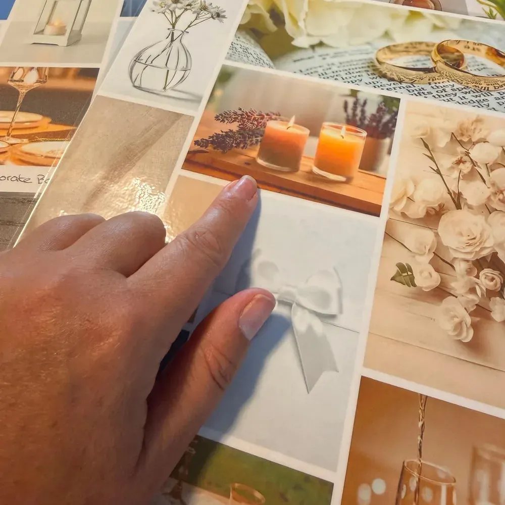 Een hand wijst een kader aan op de uitgespreide moodboards